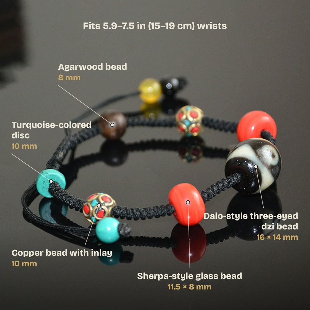 Labeled bead guide: Dalo three-eyed dzi bead 16 × 14 mm, red glass bead 11.5 × 8 mm, copper bead with inlay 10 mm, blue-green disc 10 mm, agarwood bead 8 mm; fits 5.9–7.5 in (15–19 cm) wrists
